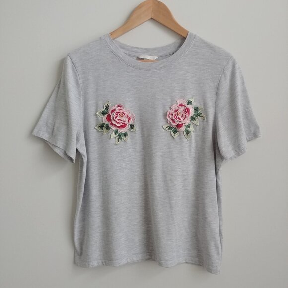 4/$20 Light grey tee shirt T-shirt with embroidered pink rose appliques Medium - Picture 1 of 11